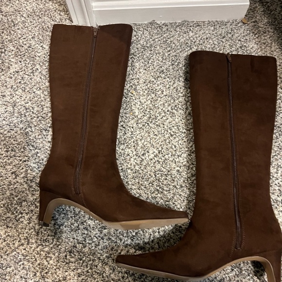 NWT Faux Suede Brown Knee-High Women's Boots - Picture 6 of 7